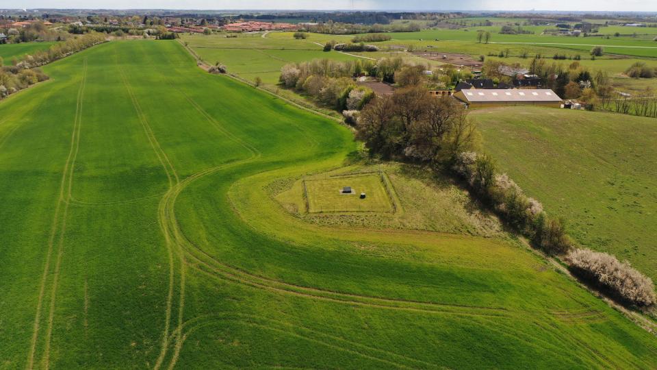 Foto af landmænd der sprøjter gift hen over og rundt om drikkevandsboringer. Foto: Jan Henningsen