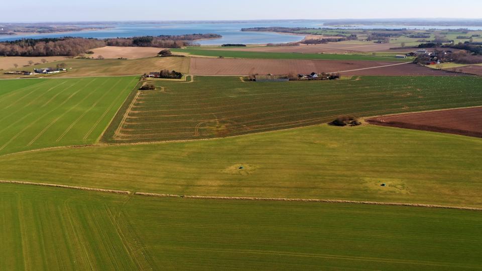 Foto af landmænd der sprøjter gift hen over og rundt om drikkevandsboringer. Foto: Jan Henningsen